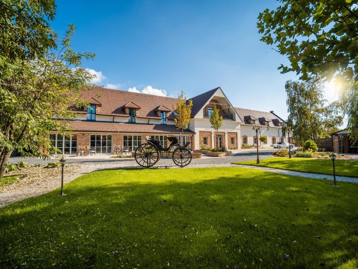 Arkady Hof Hotel Stupava Exterior photo